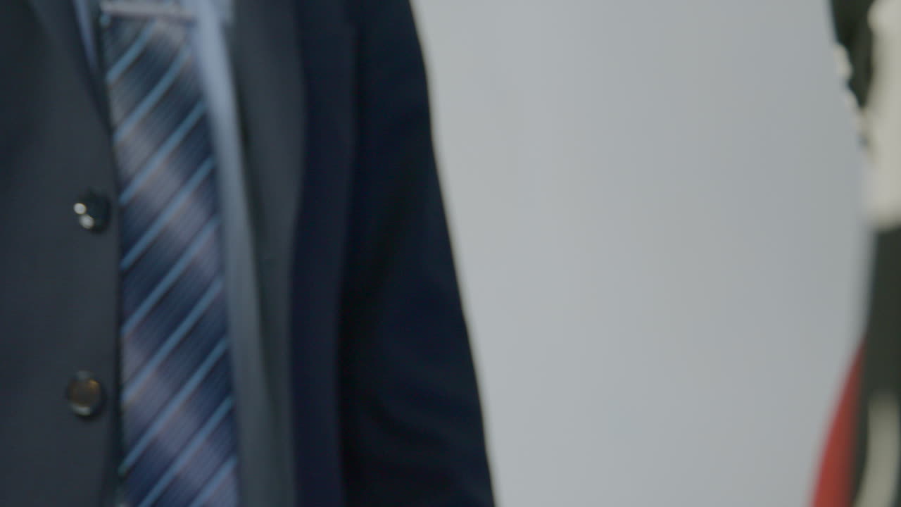 apretón de manos de negocios y documentos