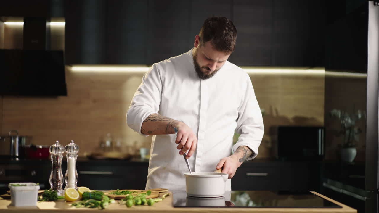 chef cocinando en la cocina