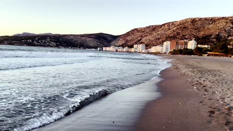 las olas golpean la playa de shengjin en albania