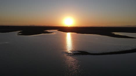 El amanecer sobre el lago