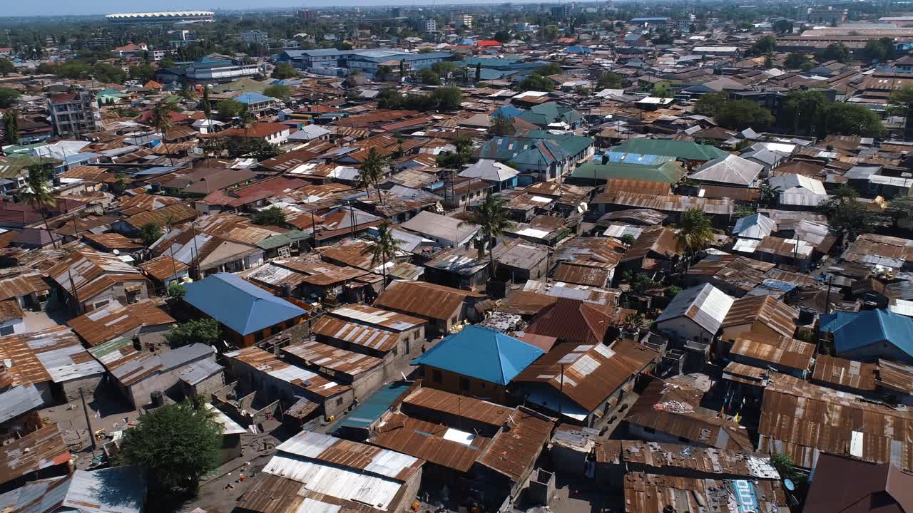 Luftaufnahme eines ländlichen Wohngebiets in der Stadt Dar es Salaam.