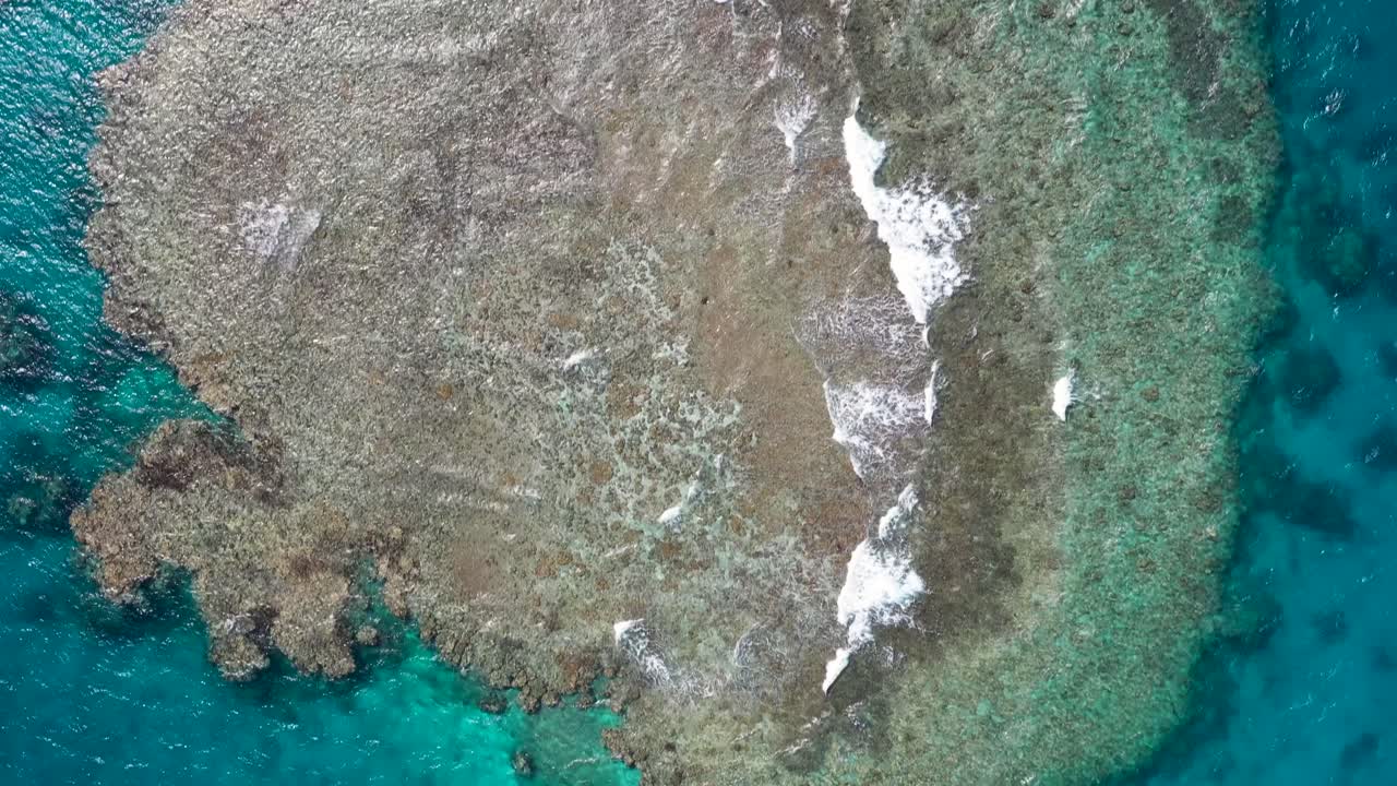 Bølger bryter over korallrevkammen, Rødehavet, Jeddah, Saudi-Arabia, luftfoto ovenfra og ned.