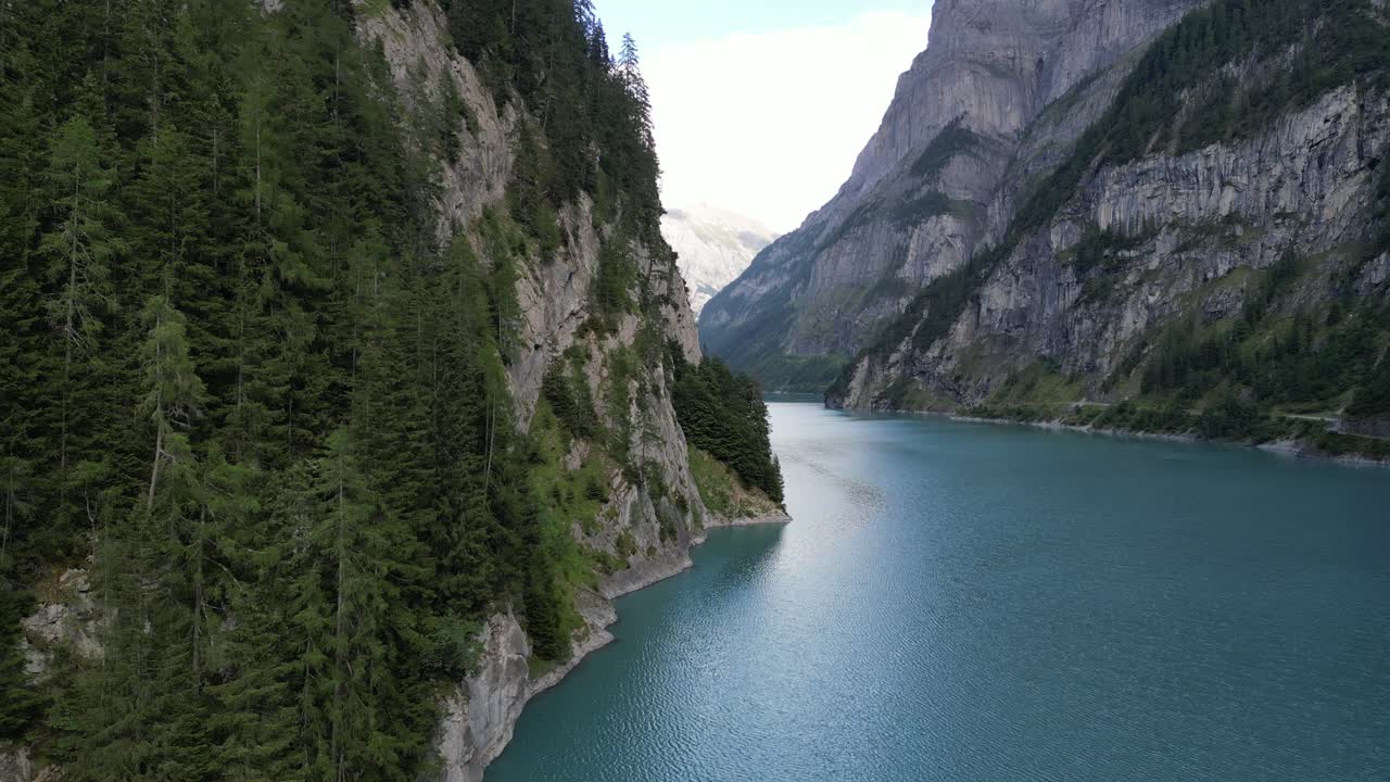 vista a volo d'uccello di un drammatico passaggio tra due gigantesche montagne e un ampio fiume vibrante nella più rara forma di natura in mezzo al nulla nascosto dalla popolazione generale scoperto il paradiso sulla terra