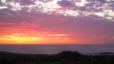 Hermosa-Puesta-De-Sol-Sobre-El-Mar-Con-Cielo-Colorido-Y-Vista-Panorámica