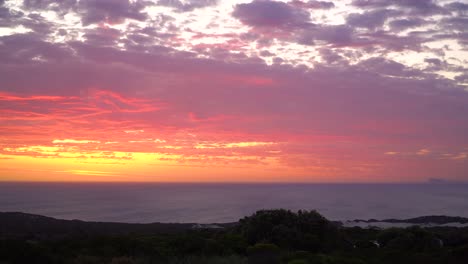 hermosa puesta de sol sobre el mar con cielo colorido y vista panorámica
