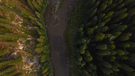 Cascada-Junto-Con-El-Cierre-Del-Arroyo