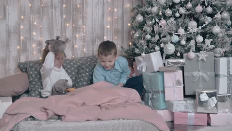 Entzückende-Geschwister-Spielen-Verstecken-Mit-Spielzeug-Auf-Dem-Gemütlichen-Bett