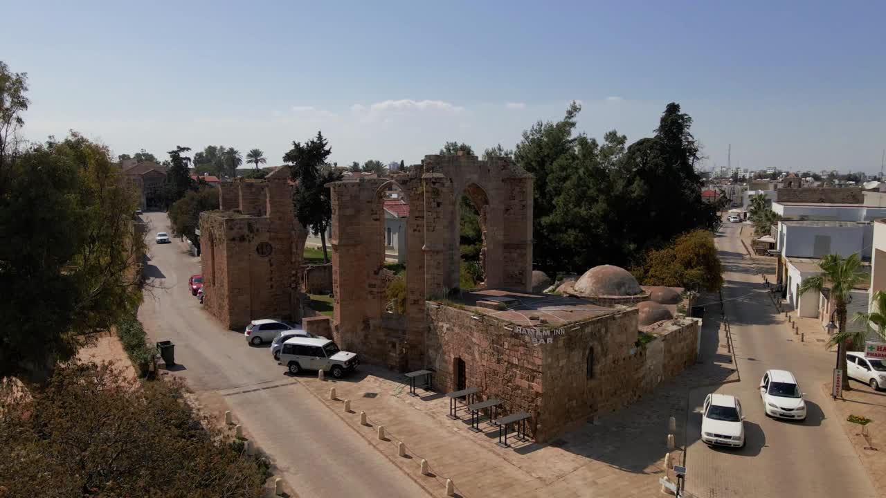aerial 4k famagusta ciudad amurallada, ciudad antigua y paisajes de varosha en el norte de chipre