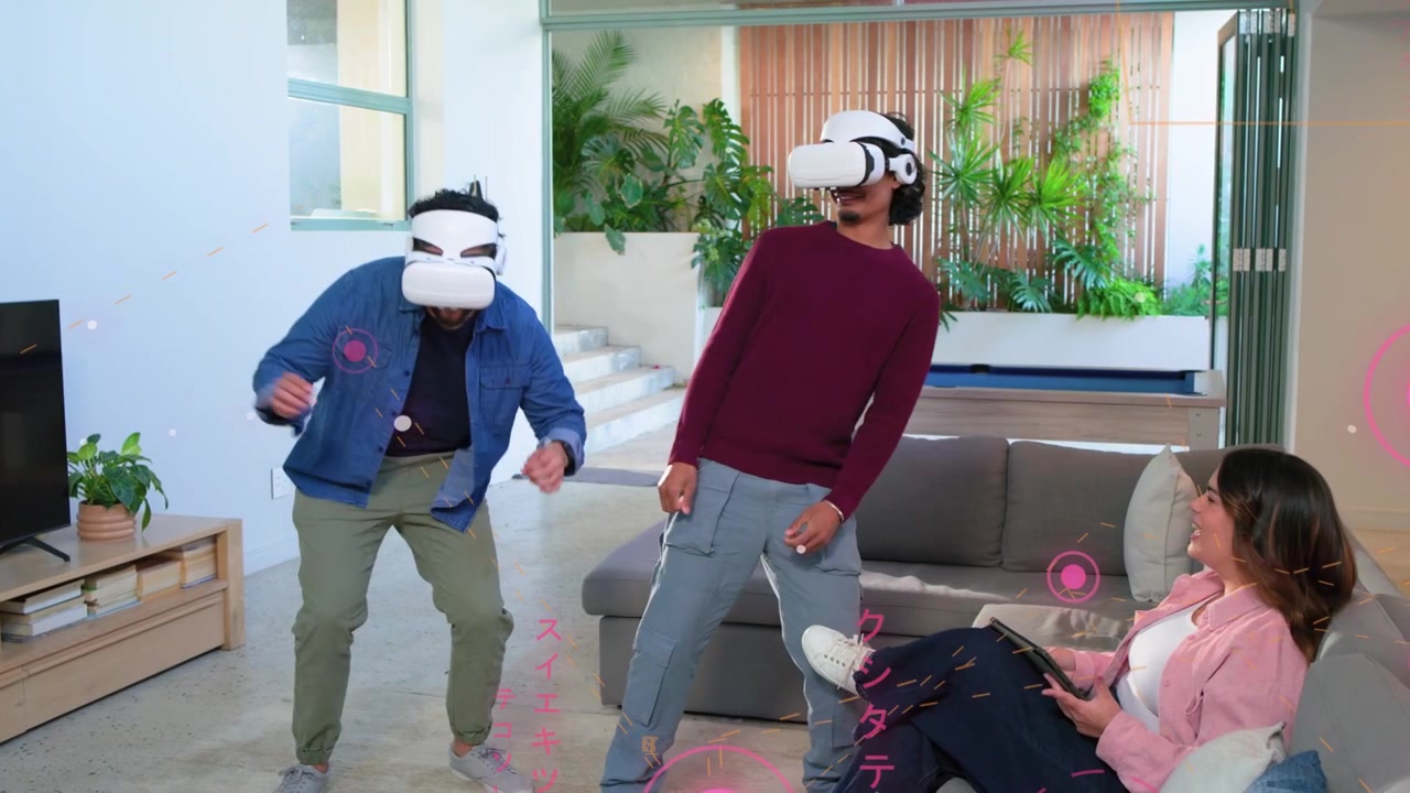 Uomo a sinistra che fa un passo avanti avviando la VR con un'interfaccia utente olografica rosa, uomo al centro che reagisce, donna con un tablet in mano.