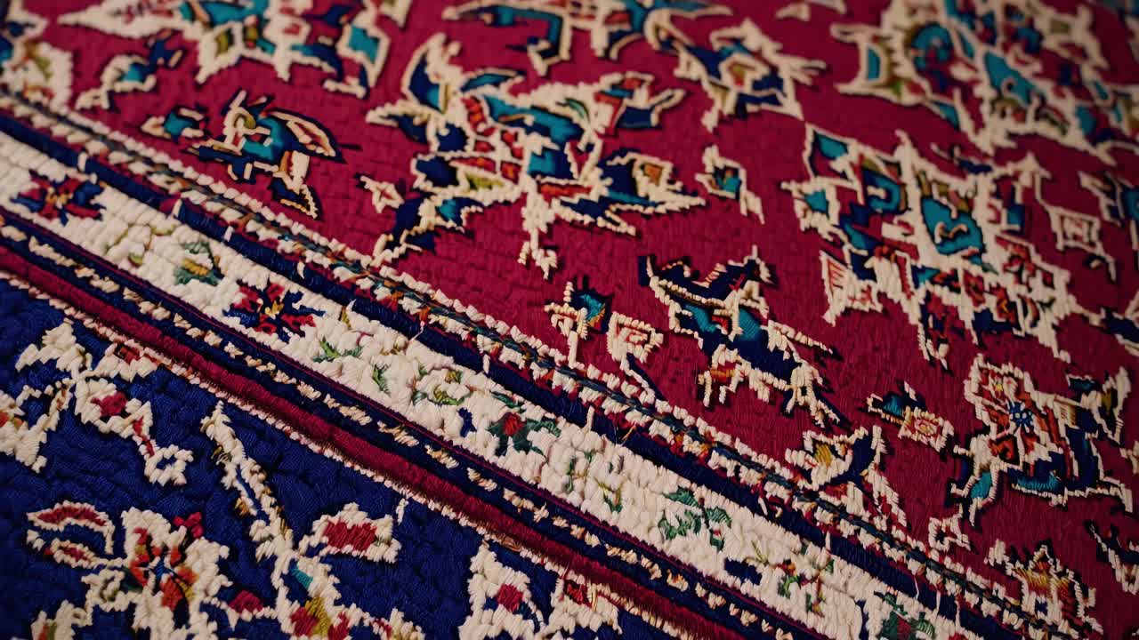lujosas alfombras orientales que revelan intrincados patrones florales con vibrantes combinaciones de colores de rojo, azul y blanco, que muestran la artesanía tradicional y el arte textil