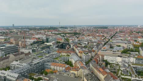 Hermosa-Vista-Aérea-Del-Paisaje-Urbano-De-Munich-Con-El-Parque-Olímpico-En-Segundo-Plano