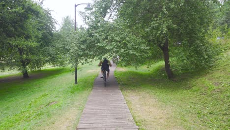 andando en bicicleta por el bosque.