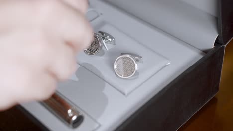 saudi man wearing cufflinks to be more elegant