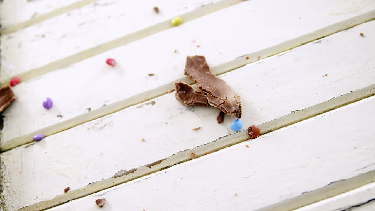 Brutet chokladpåskägg på träplanka