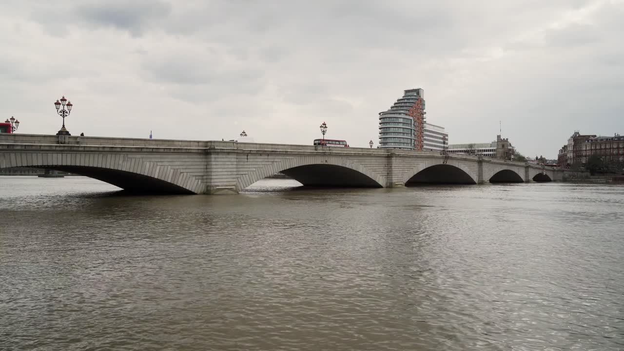 게으른 강을 가로지르는 느린 교통량이 있는 작은 다리