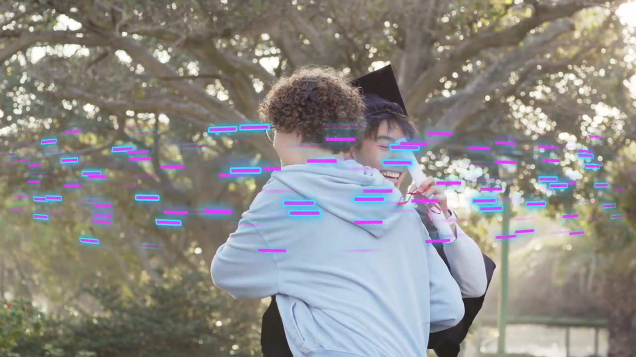 Dimittend åbner armene, ven kommer, krammer, overrækker diplom, dimitterer med glitch-overlay.