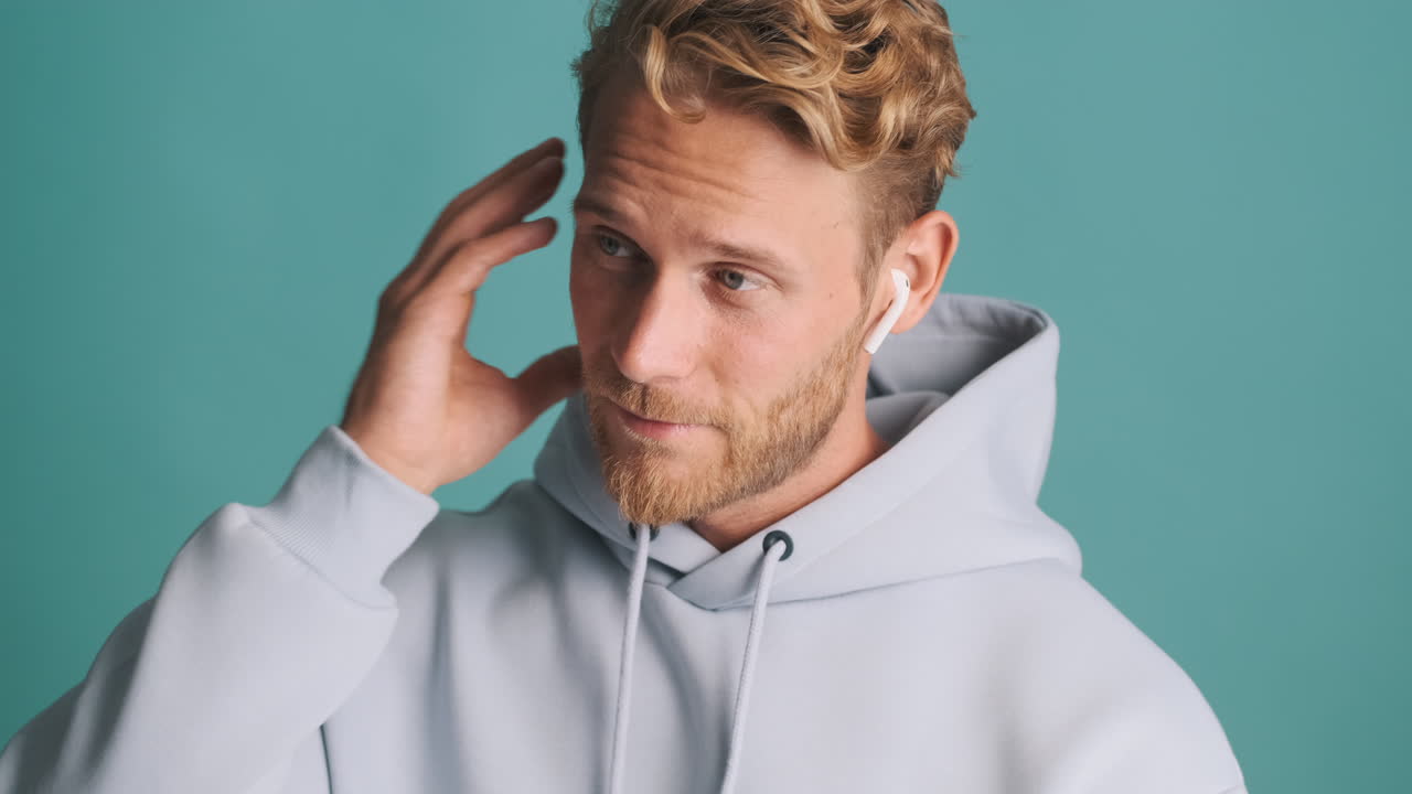 un tipo sonriente escuchando música.