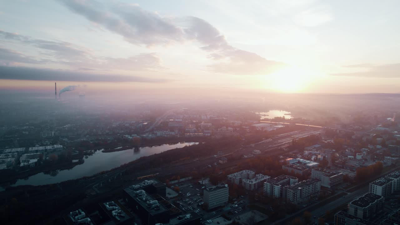 큰 도시의 산업 지구에 foogy 일출