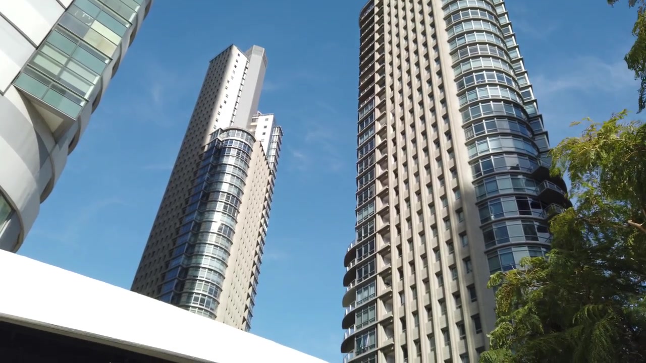 Grattacieli di Puerto Madero, prospettiva dal basso con panoramica sullo skyline moderno di Buenos Aires, Argentina