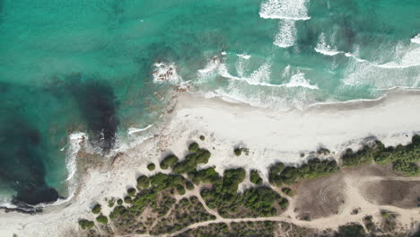 Drone-Con-Vista-Aérea-Sobre-El-Mar-De-La-Playa-Con-Poderosas-Olas-Marinas