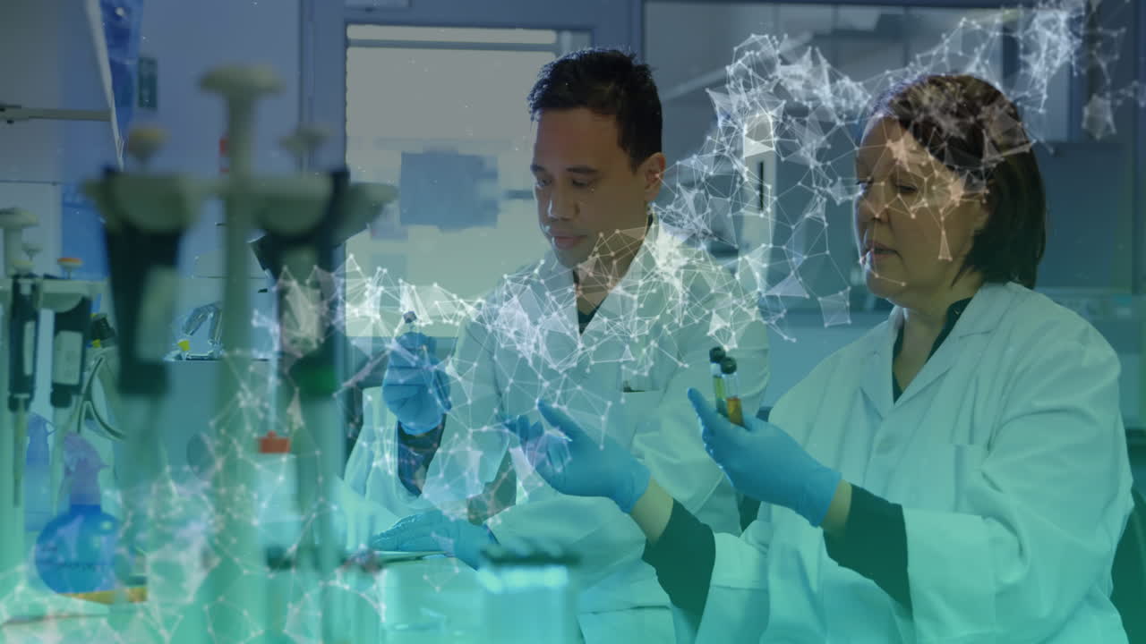 animación de gráficos sobre el personal de laboratorio hablando y llevando a cabo experimentos.