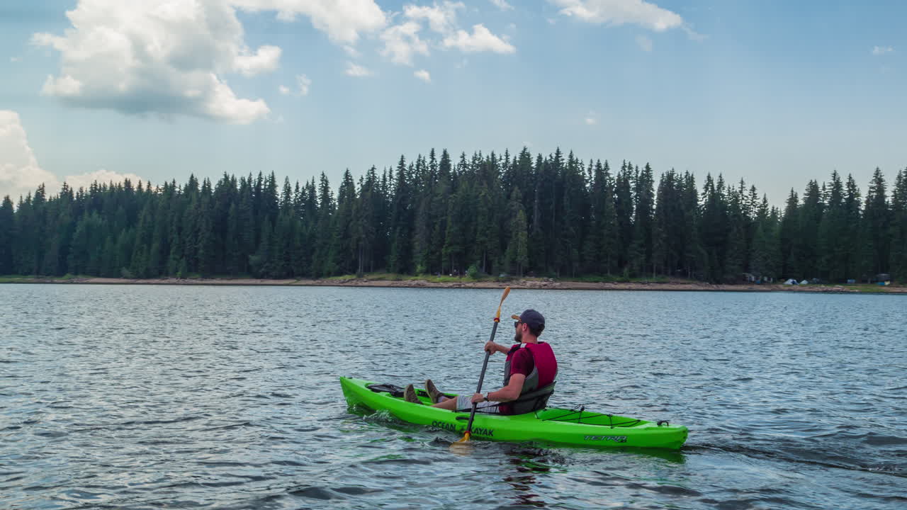 aventuras en kayak en el lago sereno y