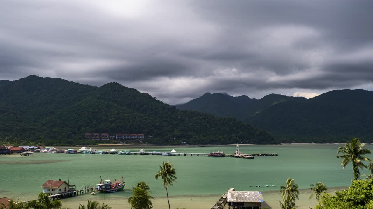imágenes de 4k timelapse con vistas al puerto con muelle y faro en la isla de koh chang en tailandia