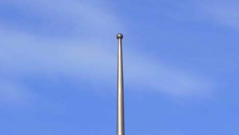 Spitze-Der-Fahnenstange-An-Einem-Sonnigen-Tag-Mast