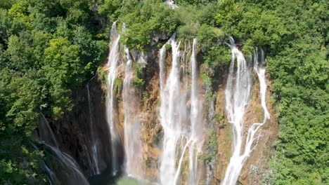 Tire-Hacia-Atrás-De-La-Toma-De-Un-Dron-De-Una-Cascada-Alta