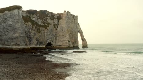 punto de referencia de durdle door en inglaterra, filmado con un dron en un día soleado mientras el sol se pone