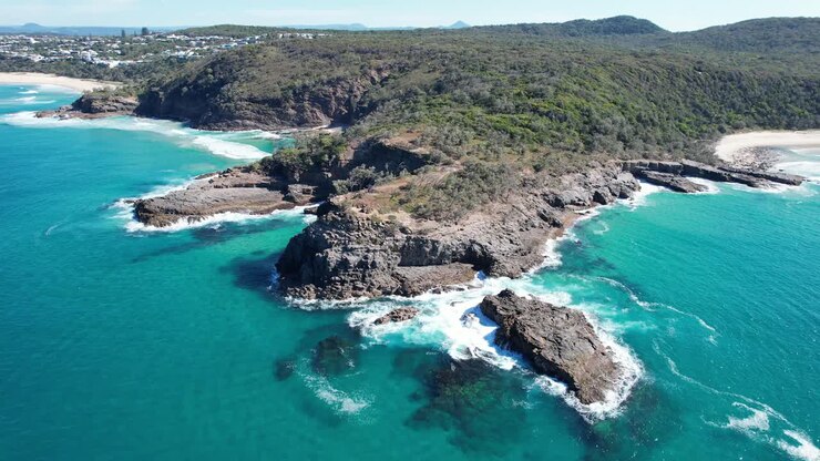Vista panorámica de Sunshine Beach, la Bahía Alexandria, Lions Rock y Allie Cove en Noosa Heads, QLD, Australia