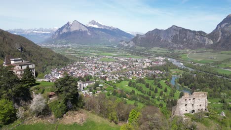 desde arriba, la cordillera suiza y el cercano valle de bad ragaz en st