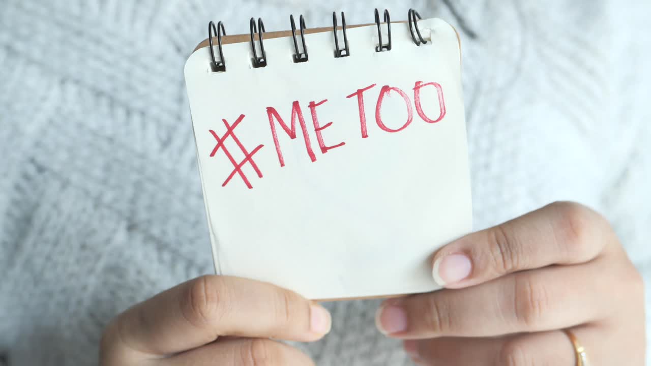 #metoo 운동은 노트 패드에 표시되어 있습니다.