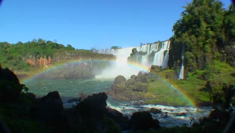 argentina cataratas del iguazú gran angular con arco iris y cielo azul