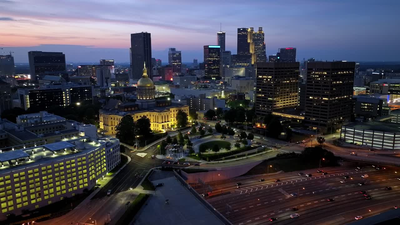 edificio del capitolio del estado de georgia en atlanta, georgia por la noche con video de avión no tripulado estable