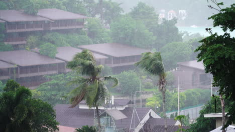 Foto-De-Fuertes-Lluvias-Y-Fuertes-Vientos-En-El-área-De-La-Bahía-De-Koh-Phi-Phi,-Phuket,-Tailandia