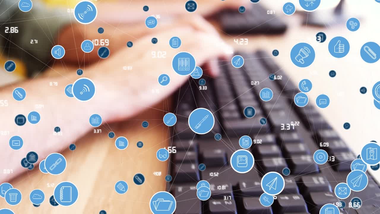 Animazione di icone tecnologiche sulle mani di un uomo caucasico che digita al computer