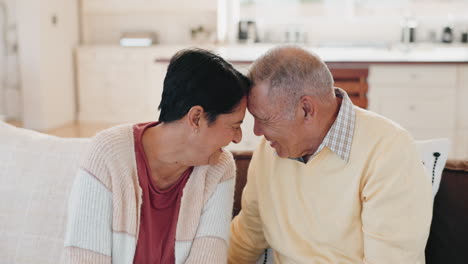 Feliz,-Sofá-Y-Pareja-De-Ancianos-Riéndose-Juntos