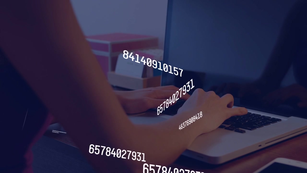 Donna che digita alla scrivania mentre un flusso numerico animato appare intorno alle mani e aggiorna, analizzando i dati