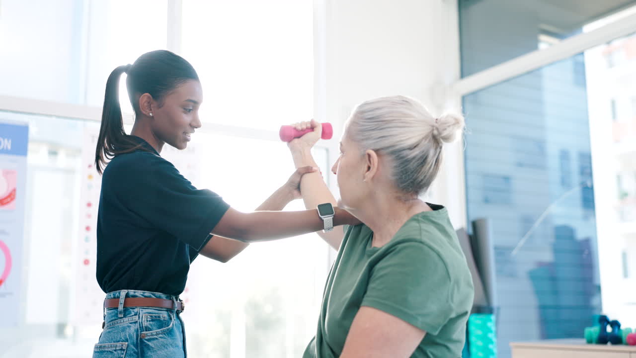 mujeres, fisioterapia y estiramiento del paciente