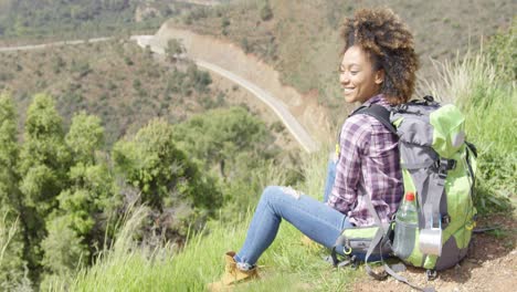hermosa mujer viajera en la montaña