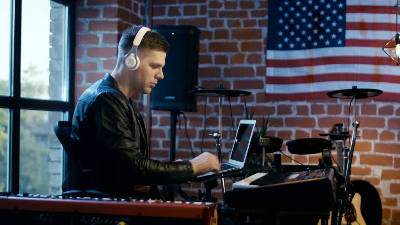 노트북으로 음악을 녹음하는 키보디스트