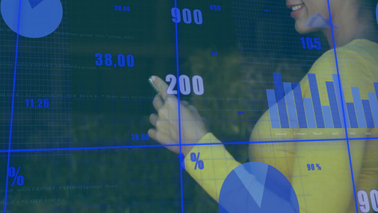 스마트 폰을 사용하는 두 인종 여성에 대한 데이터 처리 및 다이어그램의 애니메이션