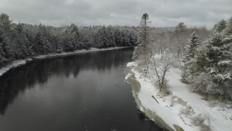 Bosque-Cubierto-De-Nieve-A-Lo-Largo-Del-Río-Piscataquis