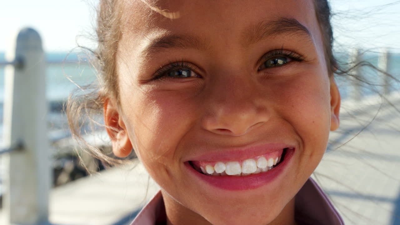 feliz, despreocupado y la cara de una chica en la playa