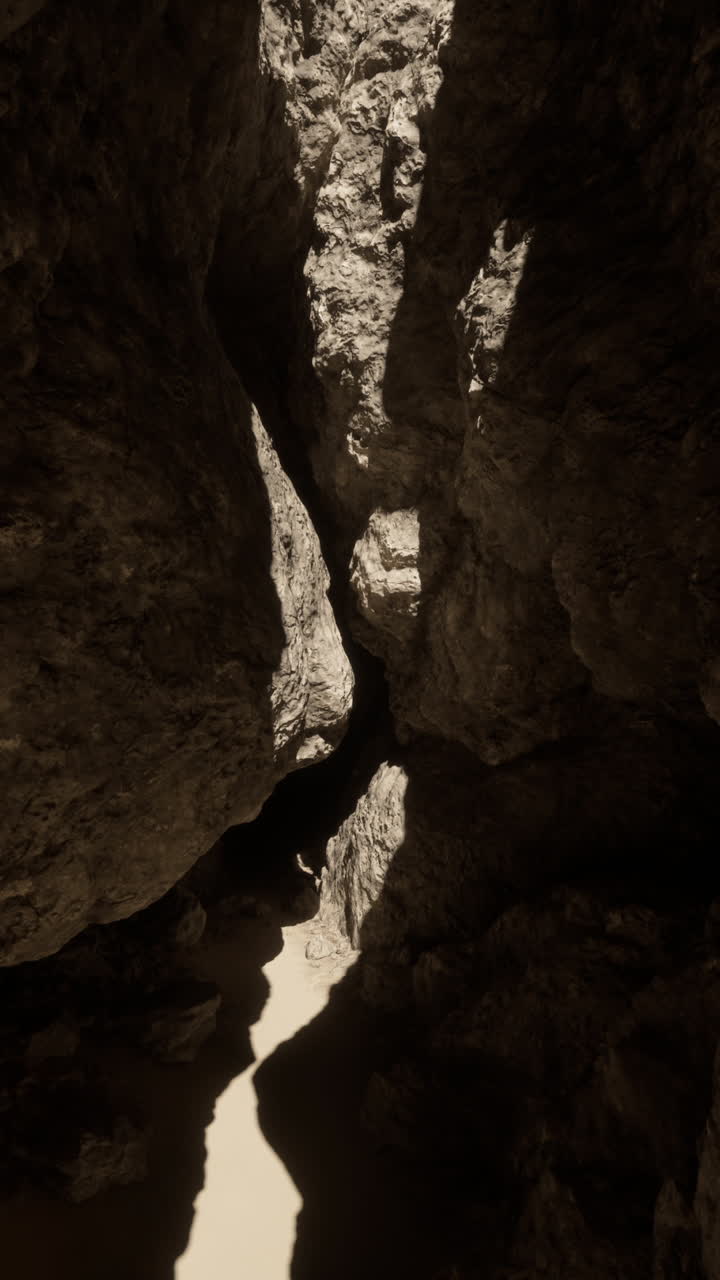 un pasaje estrecho entre dos grandes rocas