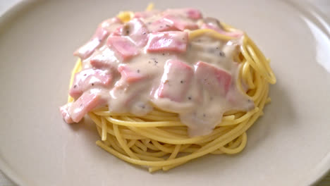 homemade-spaghetti-white-cream-sauce-with-ham---Italian-food-style