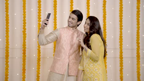 pareja india haciendo clic en fotos en diwali