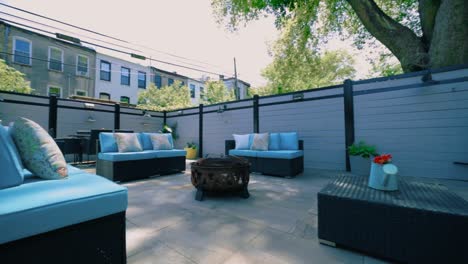 jardín moderno de brooklyn de casa de ladrillos de lujo, muebles acogedores en el patio trasero exterior