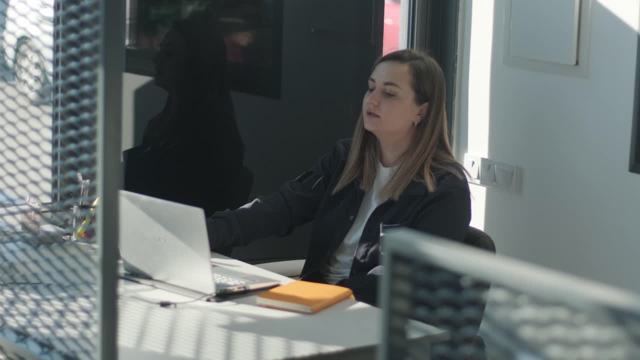 Responsabile del servizio auto che lavora alla scrivania in ufficio